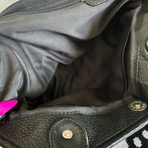 Elegant Black Leather Handbag - Picture 7 of 8